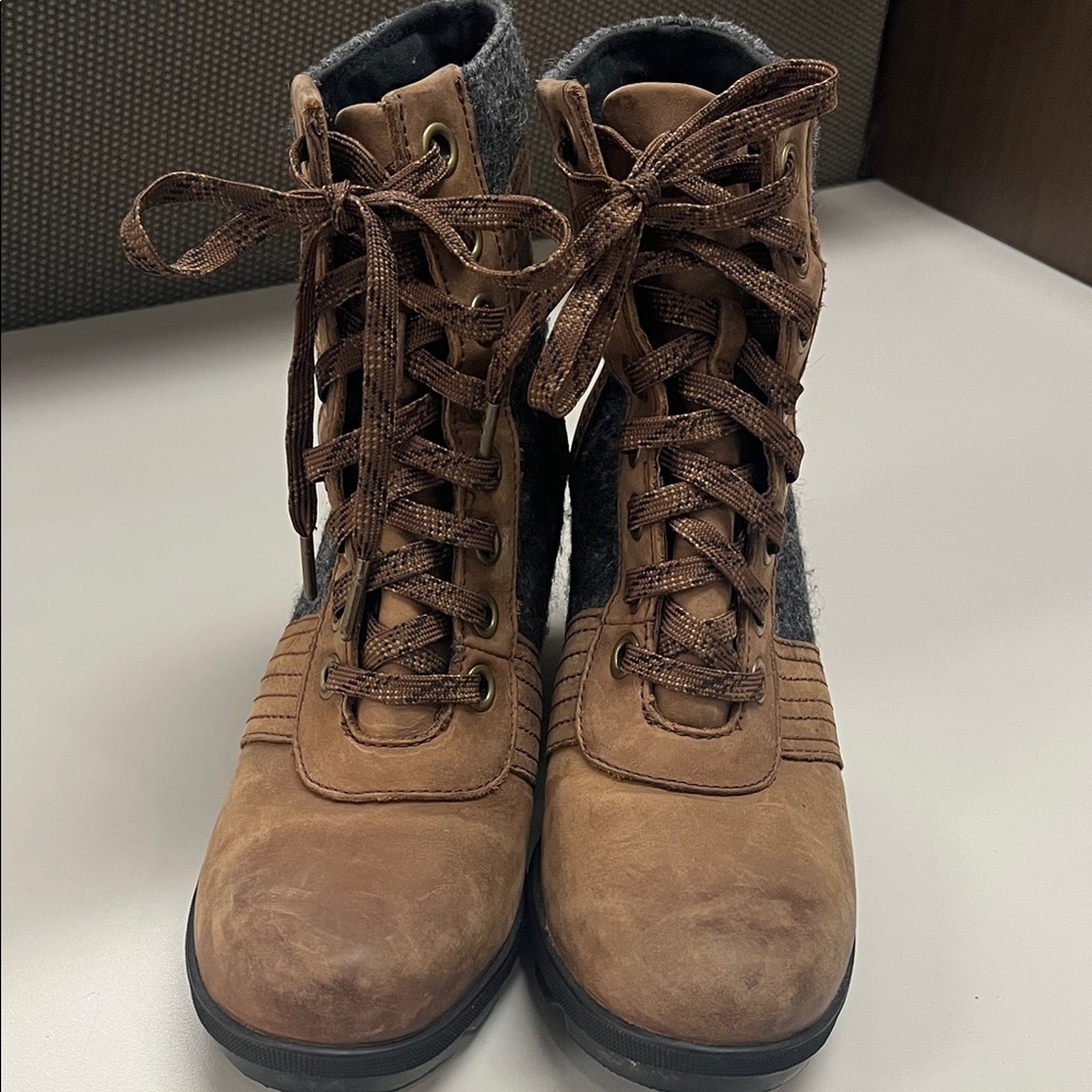 Sorel Women’s Brown leather and Gray Lace-Up high heel Boots size 8